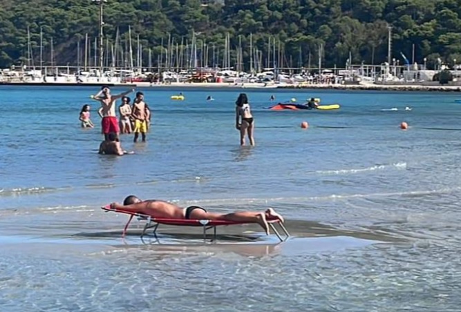 La nuova moda al Poetto: sulla sdraio dentro il mare sulla duna davanti alla Sella