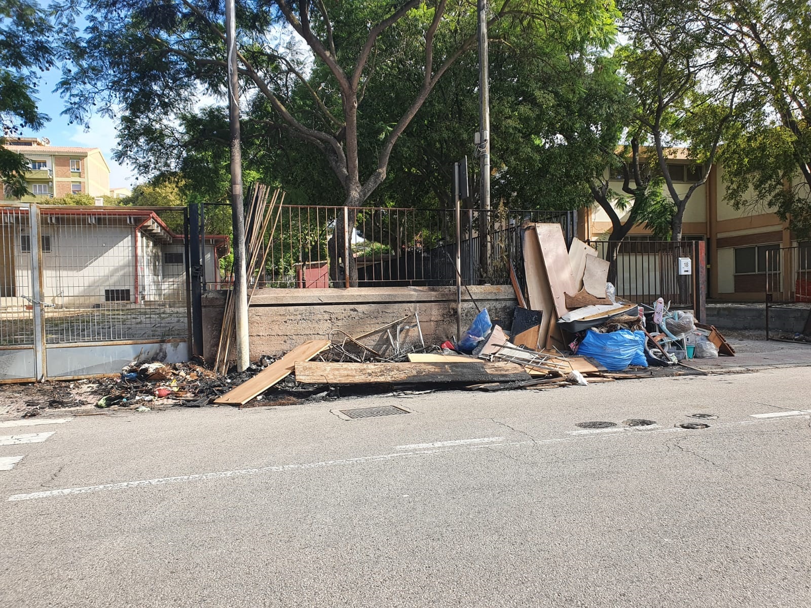 Cagliari, allarme rifiuti: in fiamme una discarica abusiva accanto a una scuola di Is Mirrionis