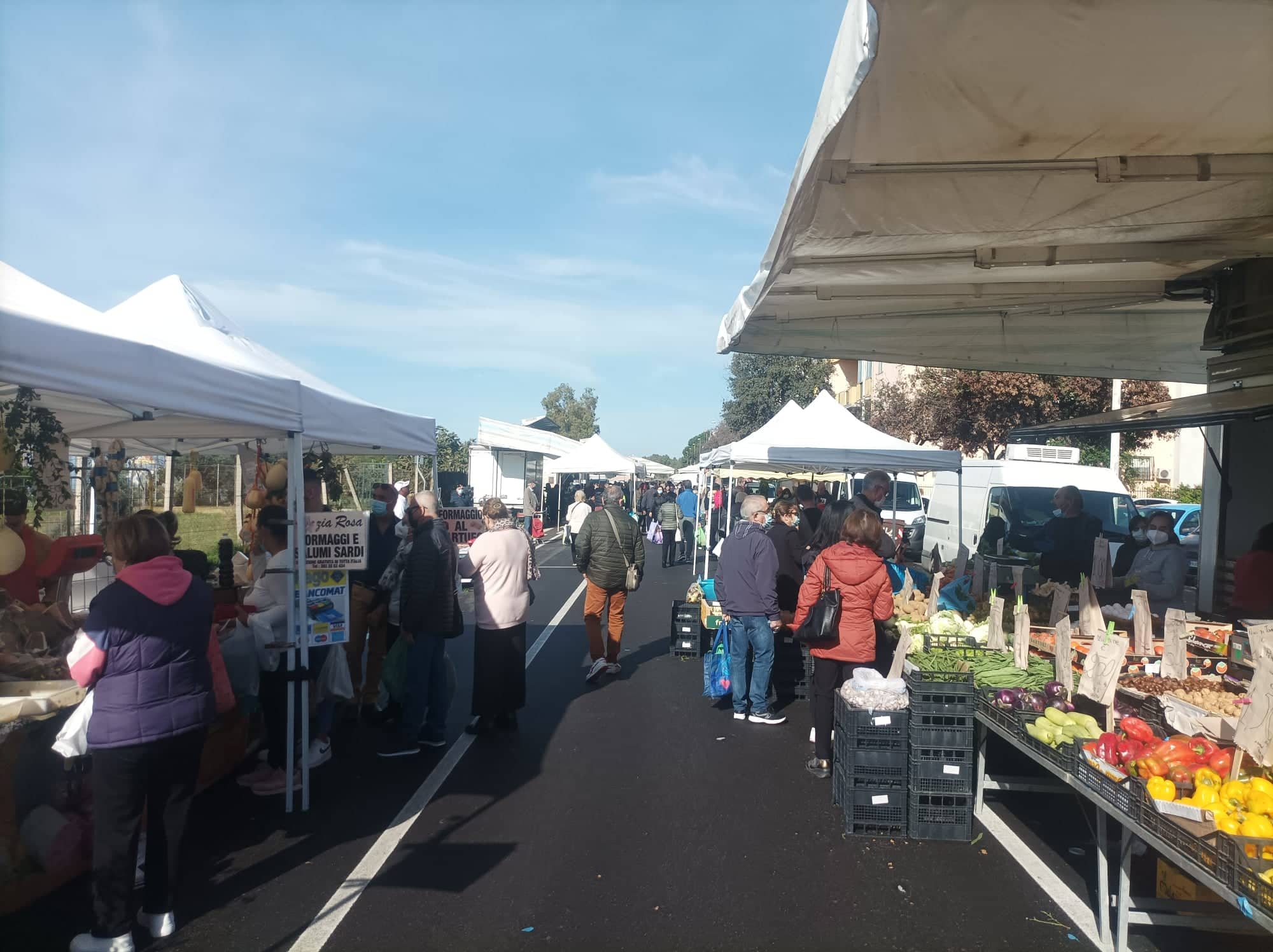 Quartu, affari a picco al mercatino di via della Musica: “E il Comune vuole 800 euro invece di 450”