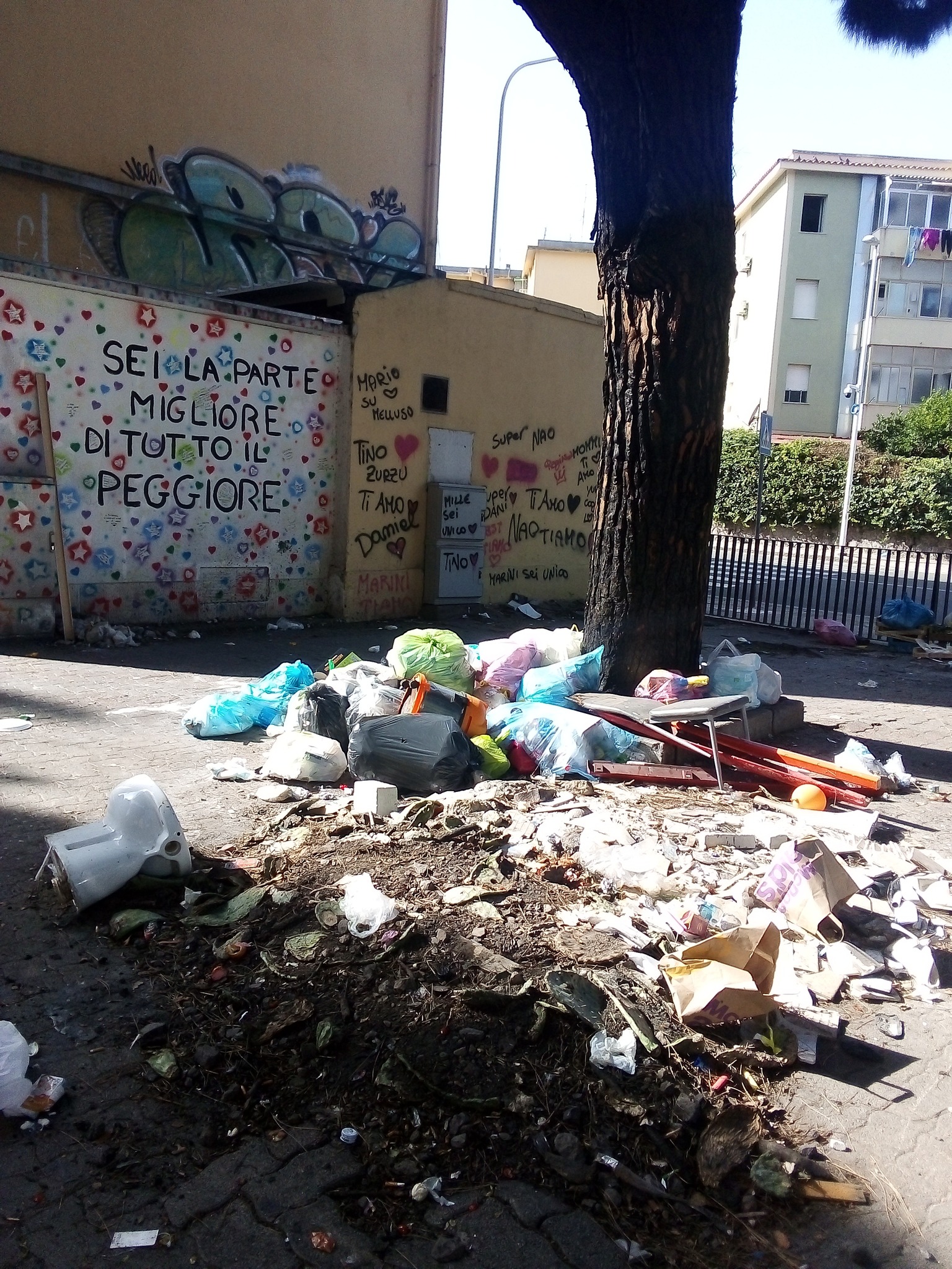 San Michele, slalom tra le fogne impazzite: “Un tanfo micidiale e rifiuti ovunque: Truzzu, hai fallito”