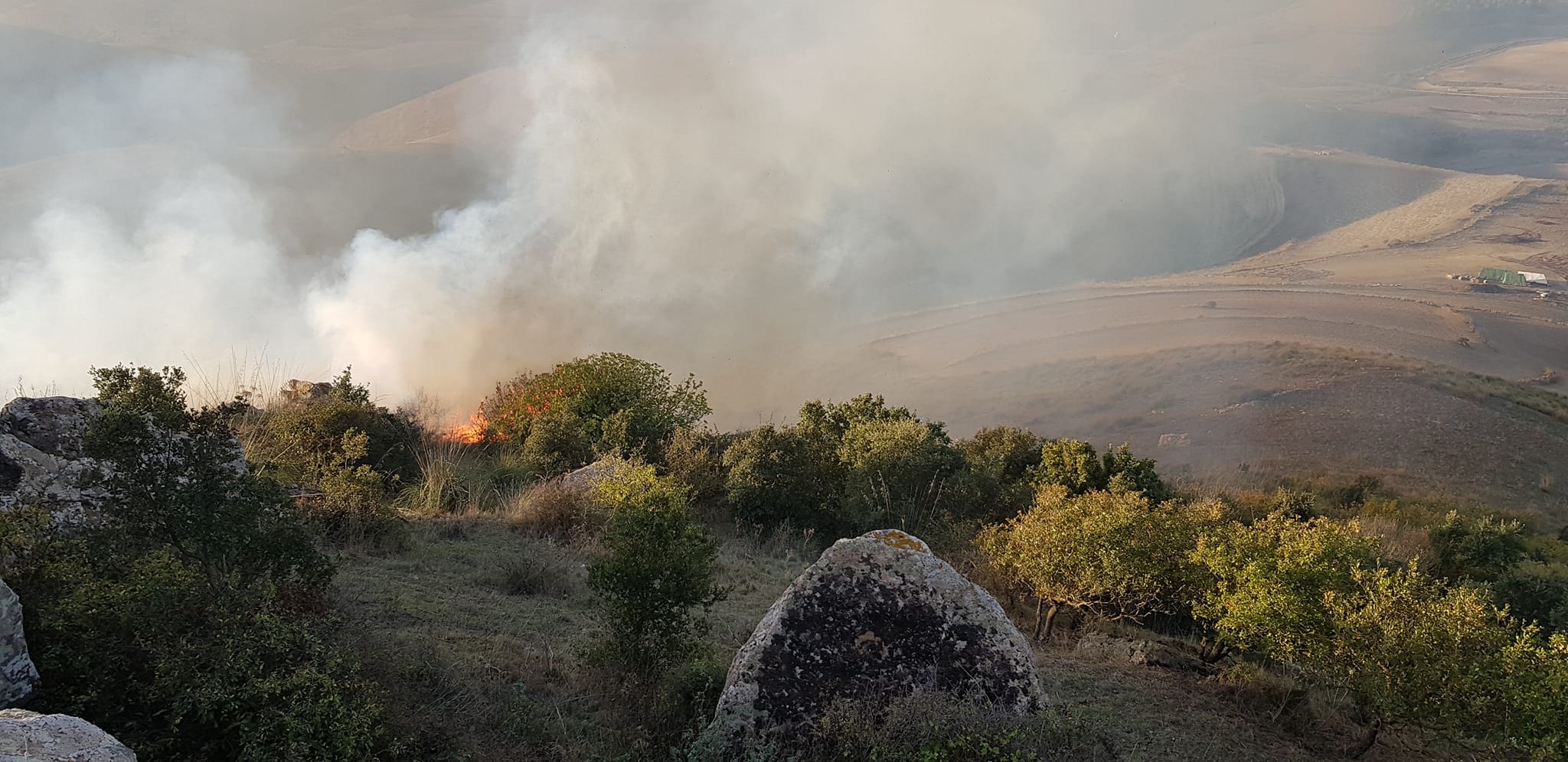 Paura a Gesico, incendio sul monte San Mauro: pompieri in azione