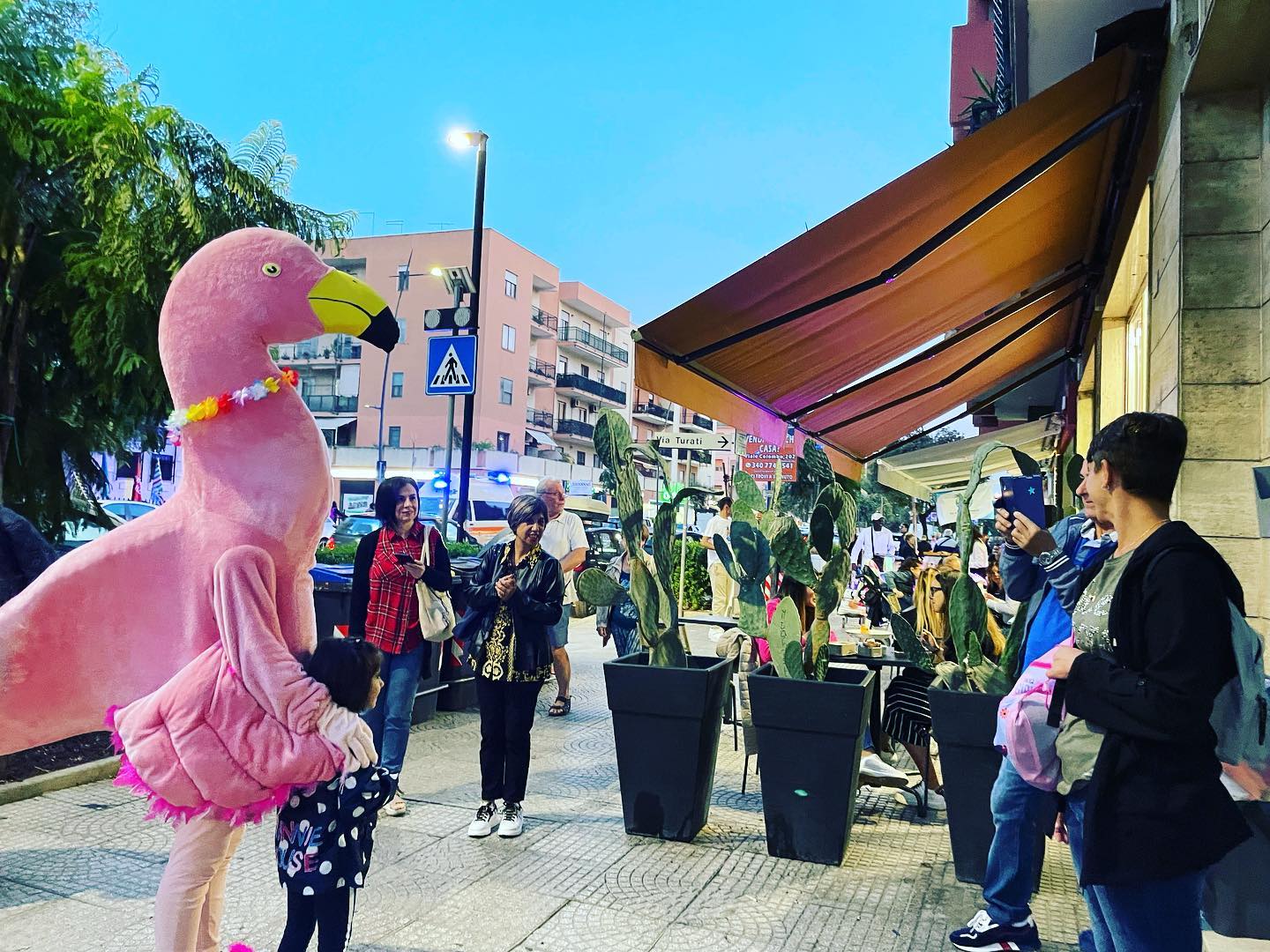 Zucchero filato, balli sardi e sconti: festa a Quartu per la nascita della “via del mare”