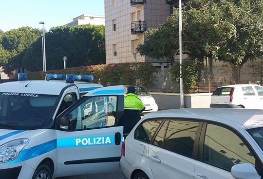 Follia a Quartu, motociclista travolge un agente e scappa a tutto gas