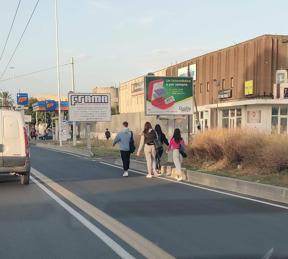 Cagliari, studenti in pericolo: “Costretti a camminare vicino alle auto per andare a scuola”