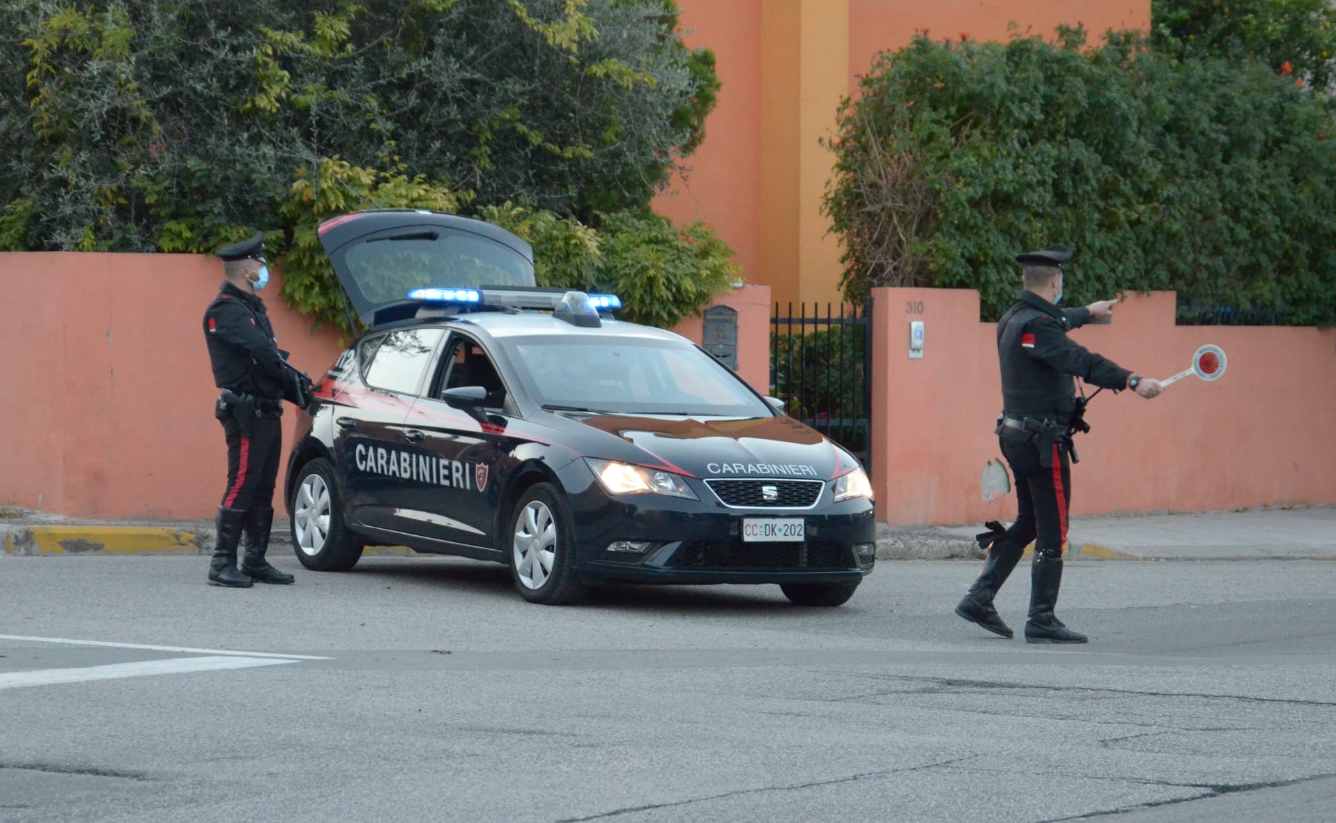 Sanluri, ubriaco al volante colpisce 3 auto in sosta e scappa: denunciato