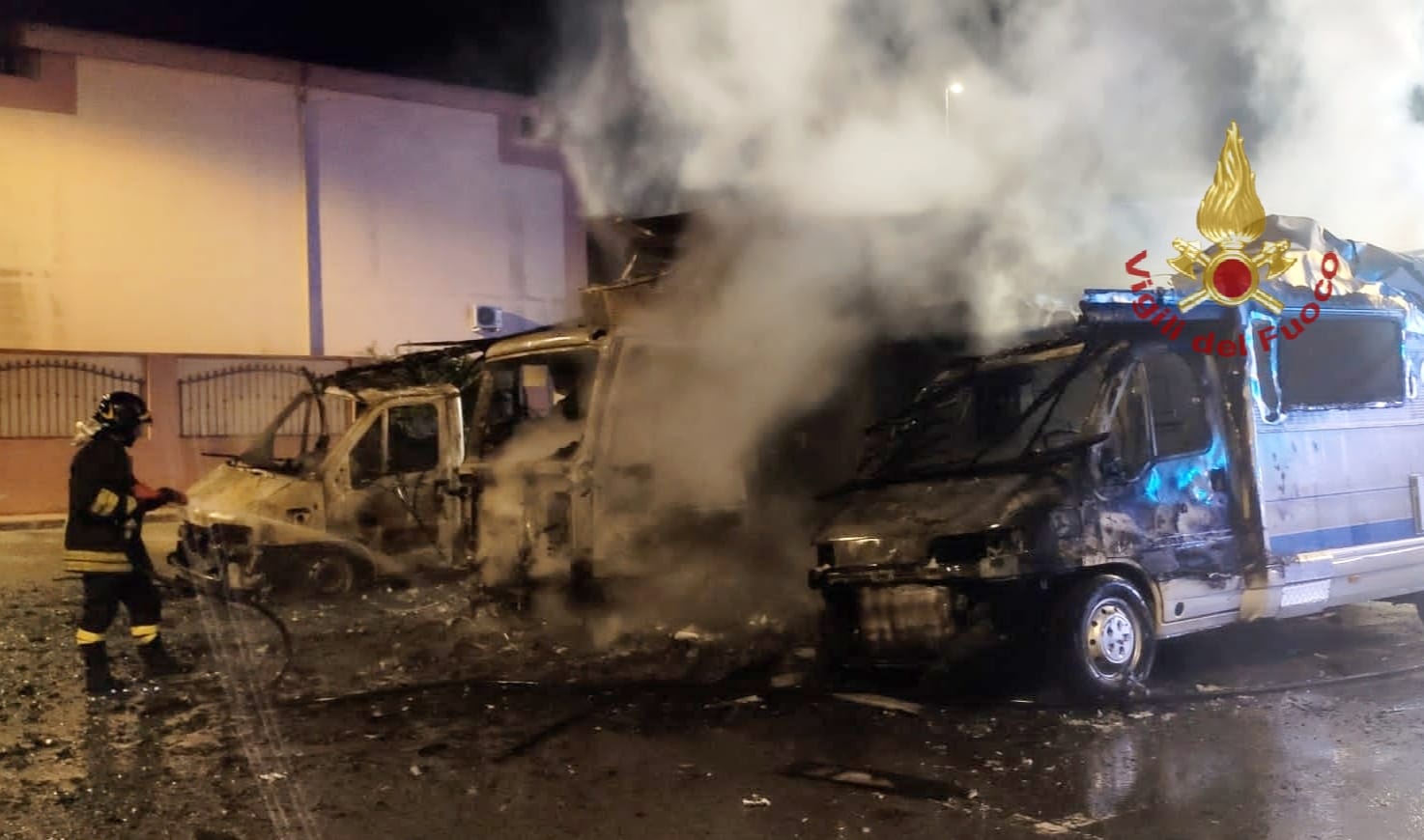 Cagliari, paura nella notte in via Fellini: un incendio devasta 2 camper e 2 camion