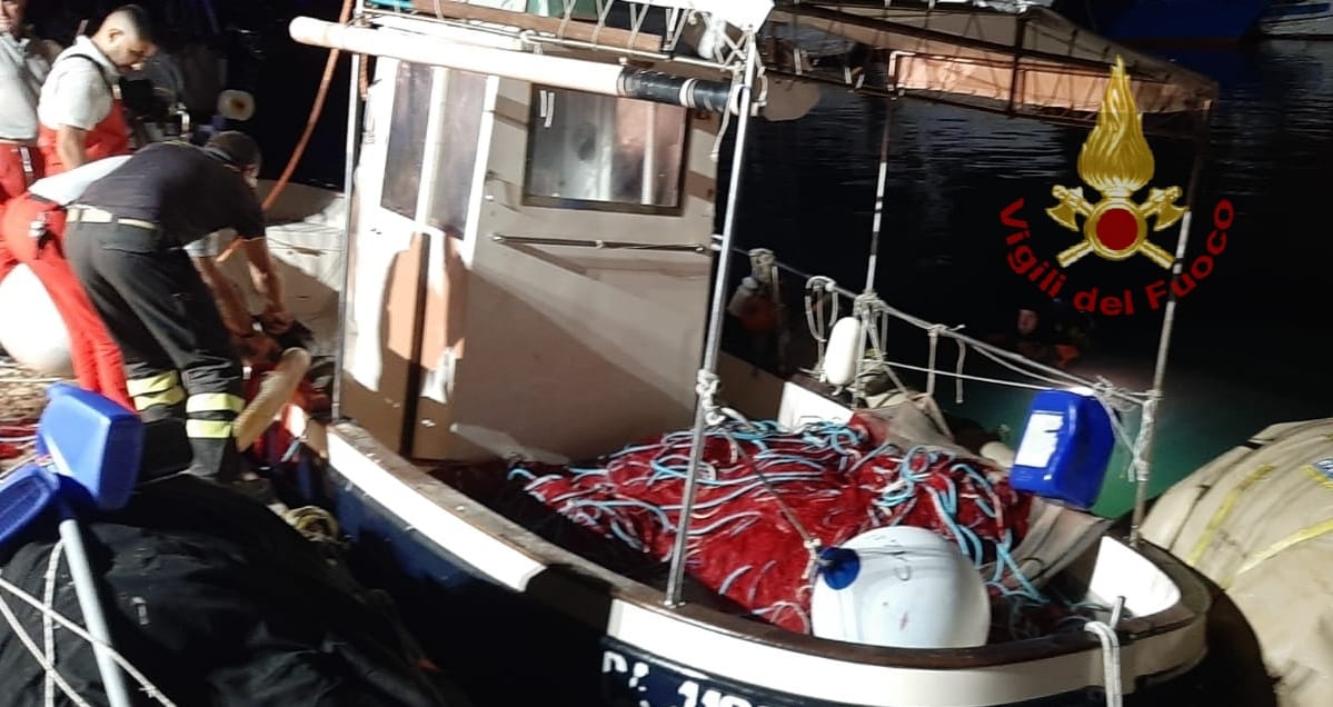 Cagliari, peschereccio rischia di affondare a Marina Piccola: intervento dei vigili del fuoco
