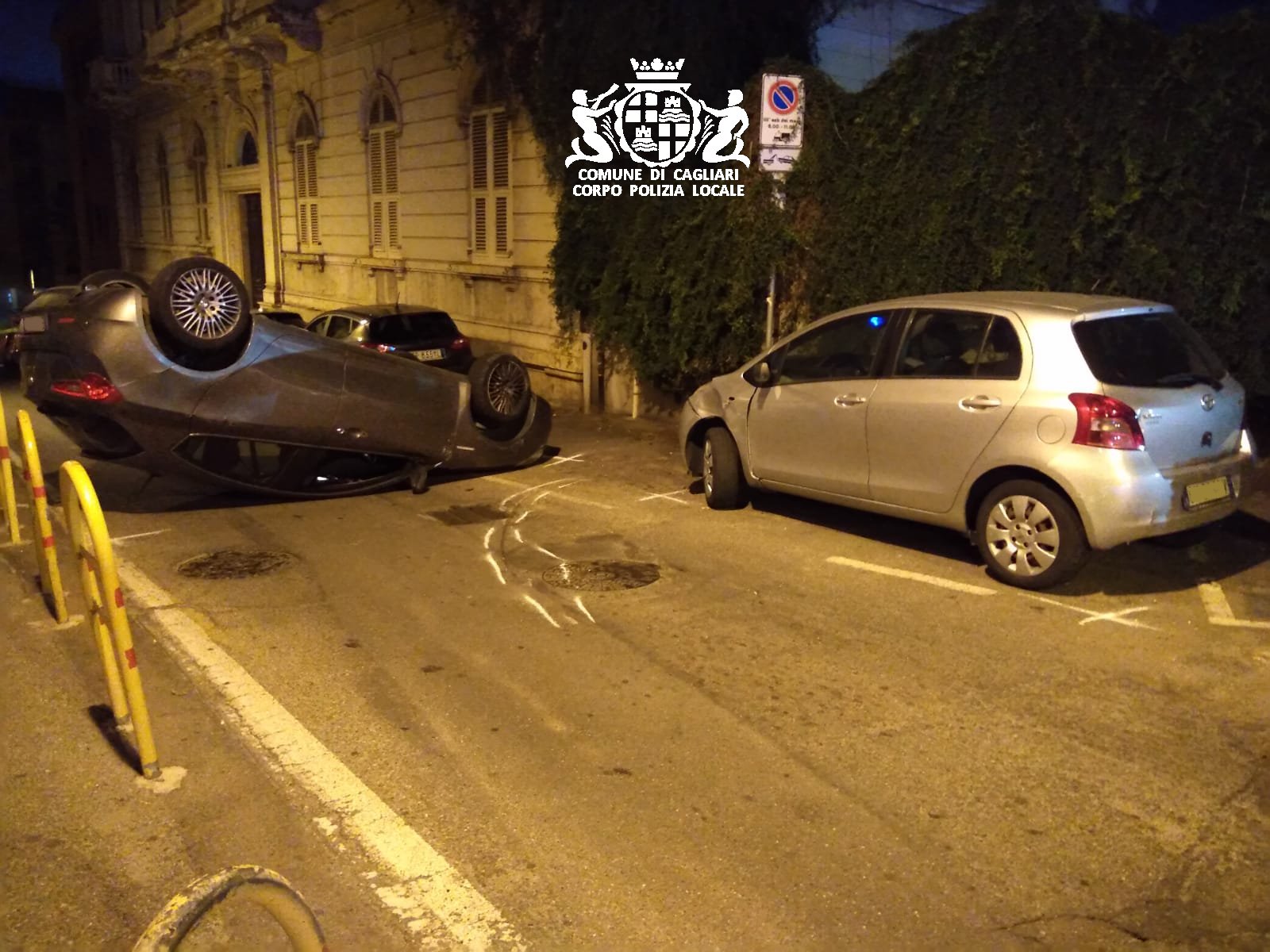 Cagliari, si schianta su un’auto in sosta e si ribalta: la conducente era ubriaca