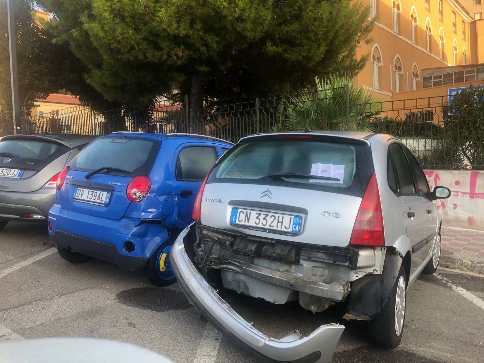 Cagliari, le corse folli in via San Giorgio: “Sfrecciano a tutta velocità e distruggono le auto parcheggiate”