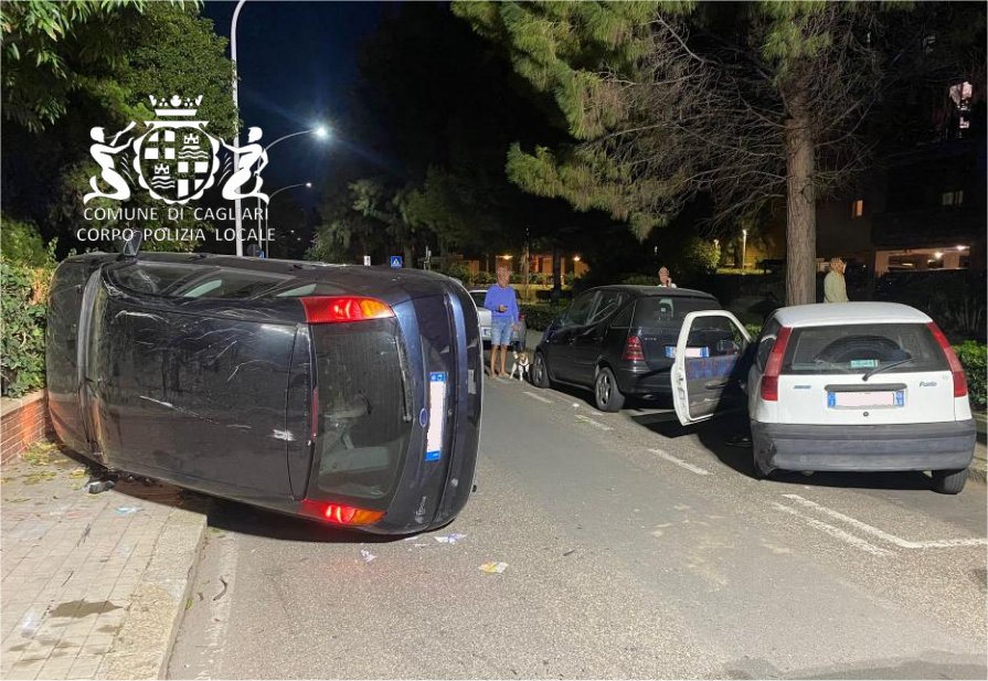 Cagliari, auto si ribalta su un fianco dopo uno scontro: 87enne in codice rosso