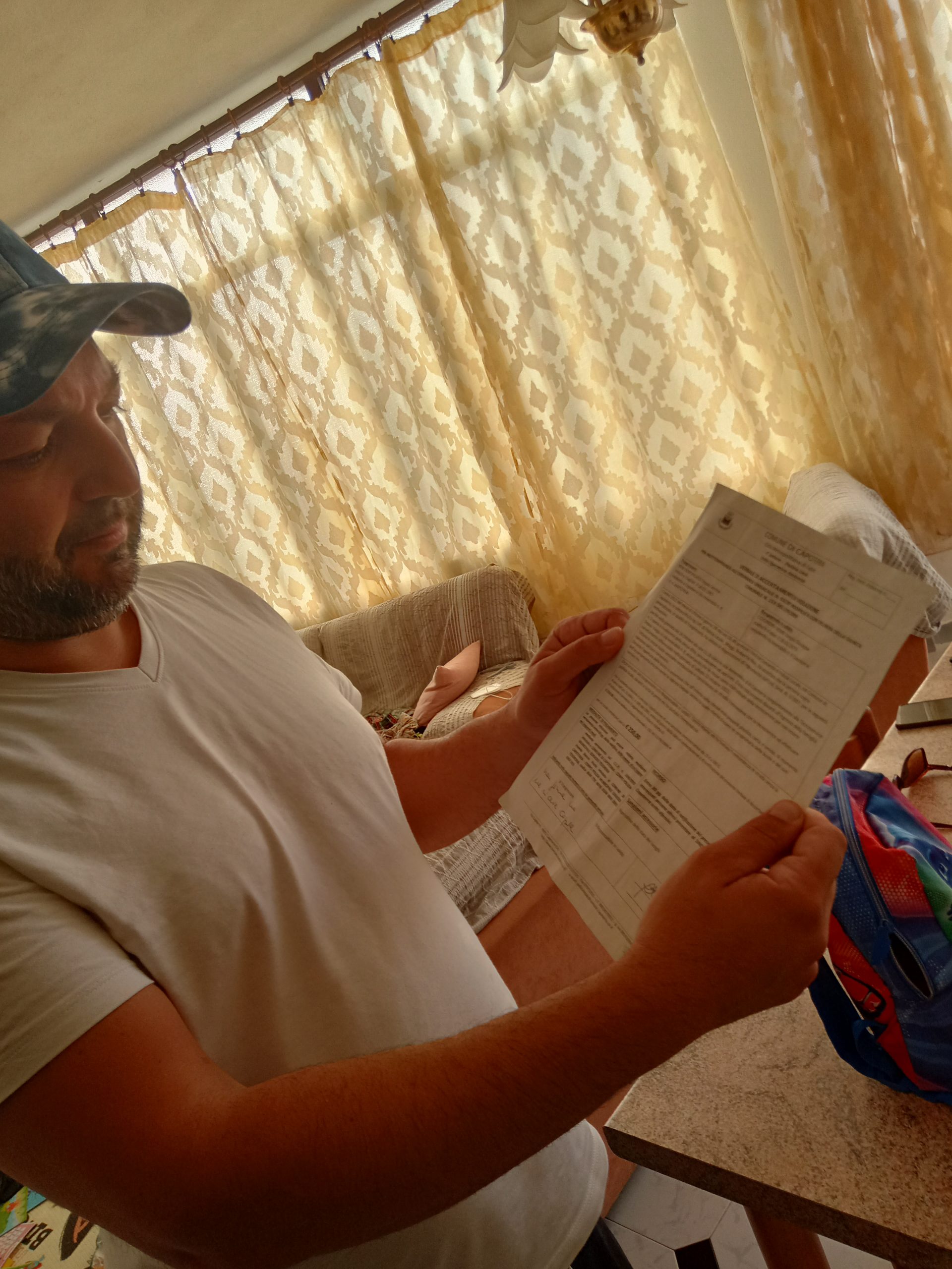 Capoterra, multa da 250 euro perchè non separa la spazzatura: “Ma qualcuno ha rotto le mie buste”