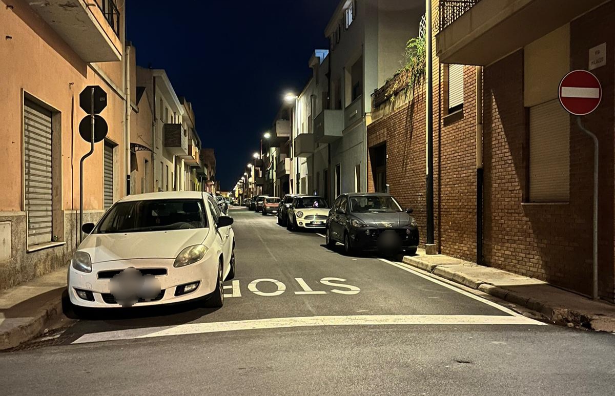 Selargius, auto che sfrecciano e marciapiedi bloccati: “Ostaggi dei cafoni in via San Martino”