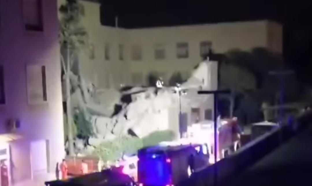 Cagliari, crolla nella notte un edificio dell’Università: paura in via Trentino