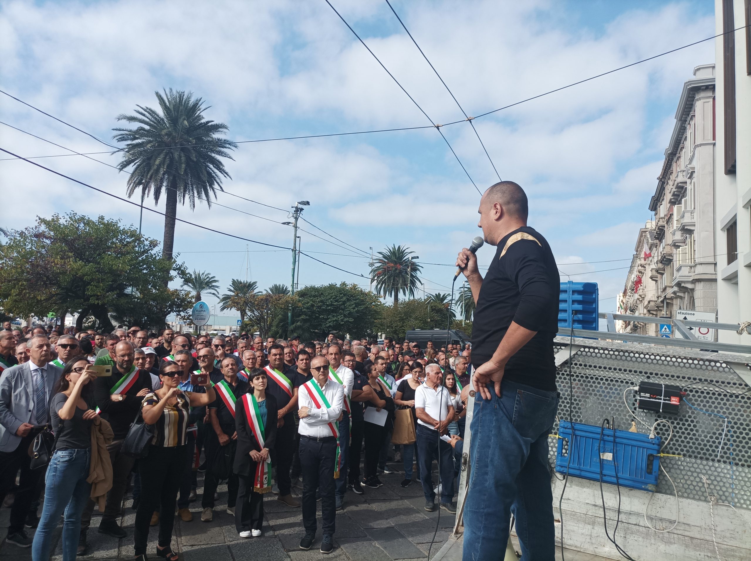 Cagliari, i pastori assediano via Roma: “Dateci i soldi o ci saranno centomila nuovi disoccupati”