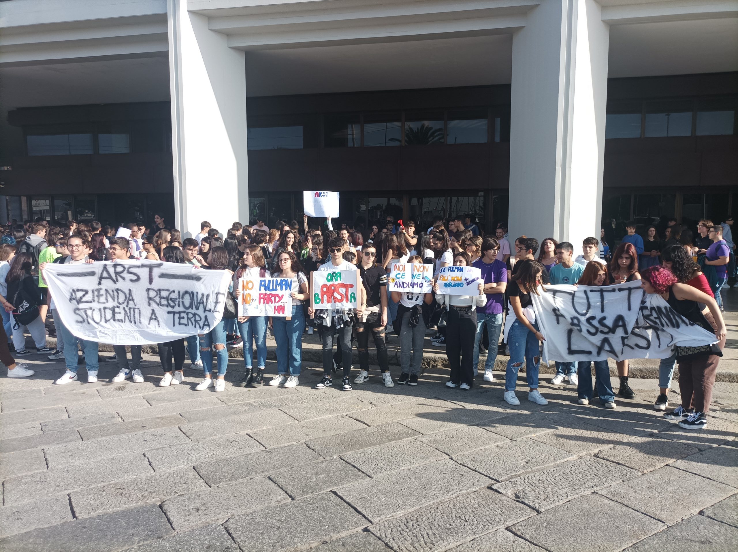 Cagliari, 500 studenti protestano contro l’Arst: “Pochi bus, stiamo collezionando ritardi e assenze”