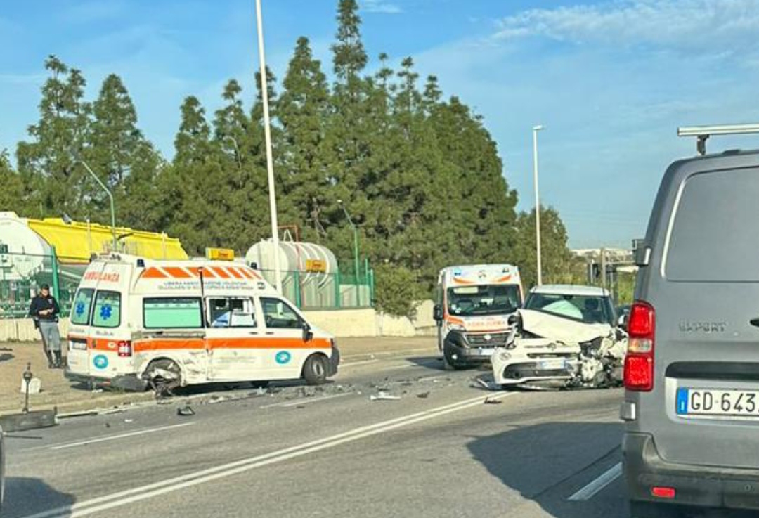 Cagliari, schianto tra auto e ambulanza in viale Monastir: traffico in tilt, un ferito