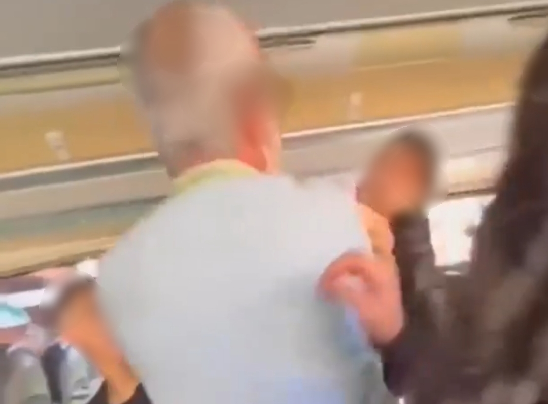 Follia sul bus per Sanluri, autista litiga con un ragazzo e lo aggredisce (VIDEO)