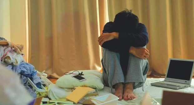 Allarme adolescenti, i dati choc: “Ogni giorno uno di loro tenta il suicidio”