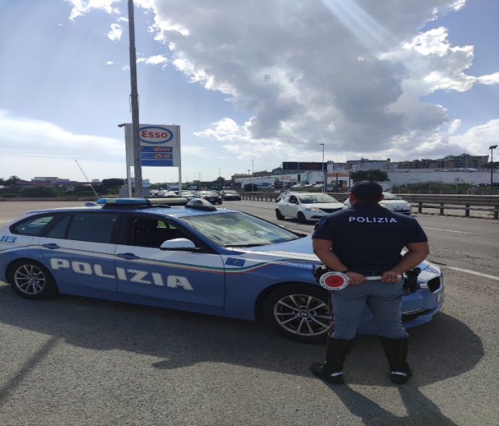 Controlli della polizia in Sardegna: 1842 sanzioni per eccesso di velocità, ritirate oltre mille patenti