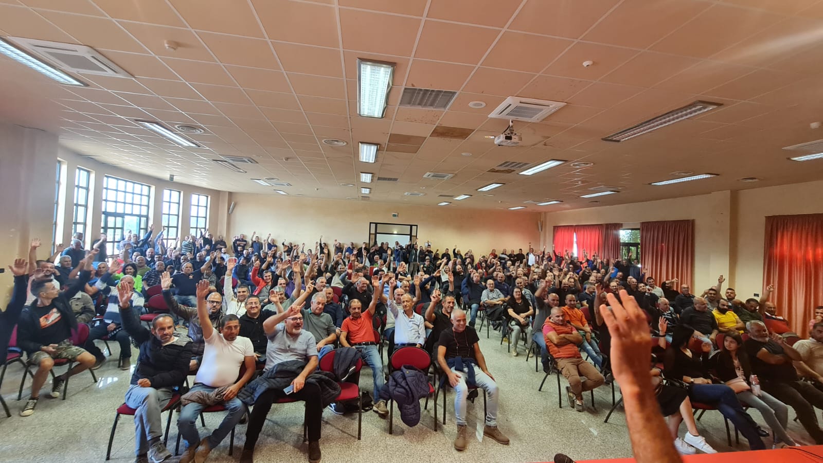 I pastori sardi tornano a marciare su Cagliari: “Senza gli aiuti non potremo tornare a produrre latte” (VIDEO)