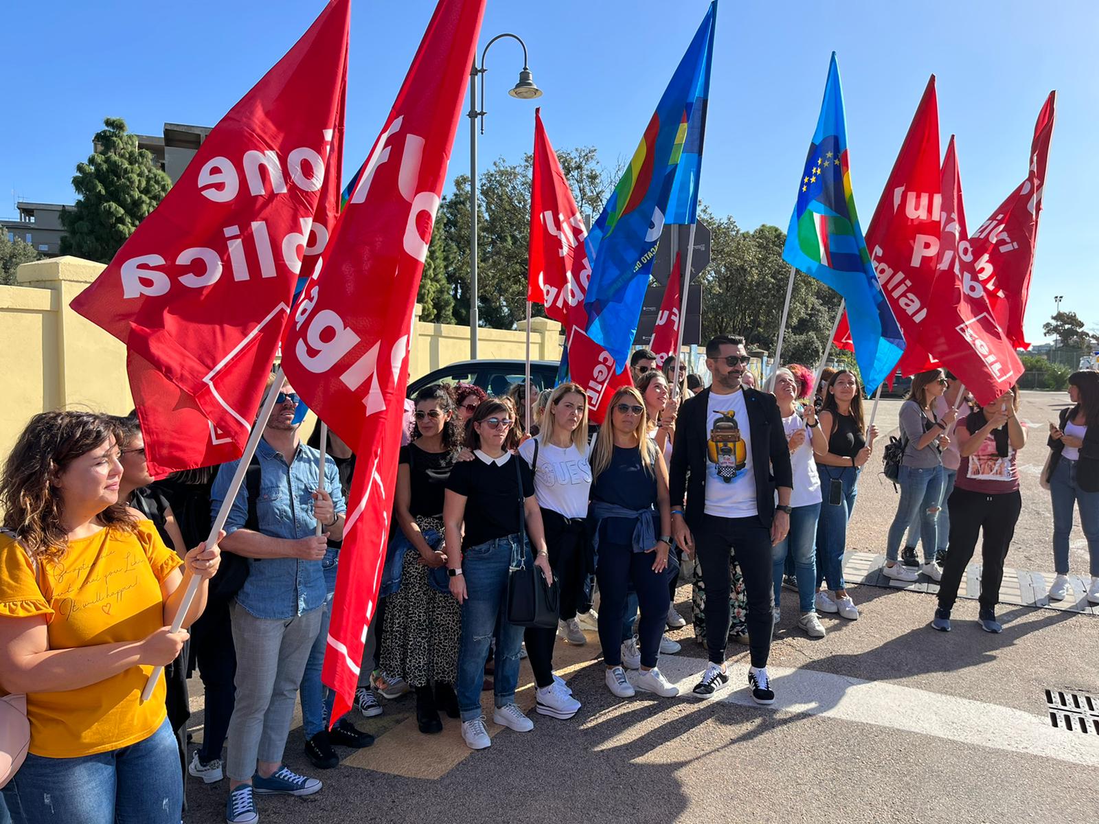 Cagliari, gli educatori con le ore tagliate protestano: “Meno soldi e costretti a seguire più studenti disabili”