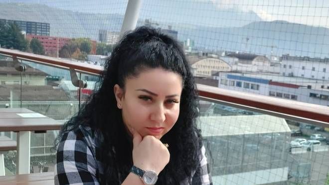 Alexandra, il giallo della barista uccisa con il marito in fuga: ennesimo femminicidio