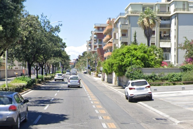 Cagliari, ha un malore al volante e muore: dramma in viale Poetto
