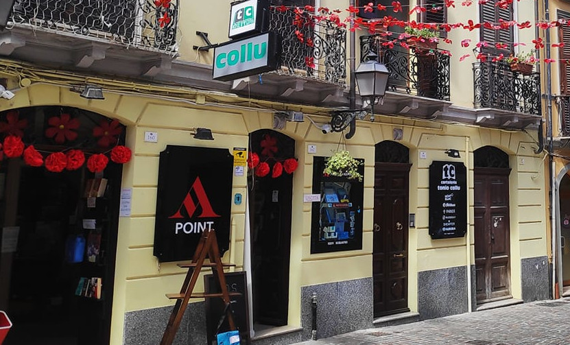 Cagliari, chiude dopo 42 anni la libreria Collu: “La gente compra online, non possiamo restare aperti tutto il giorno”