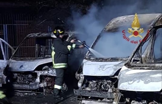 Notte di fuoco a Cagliari: in fiamme sei autofurgoni in sosta e altre auto in via Contivecchi