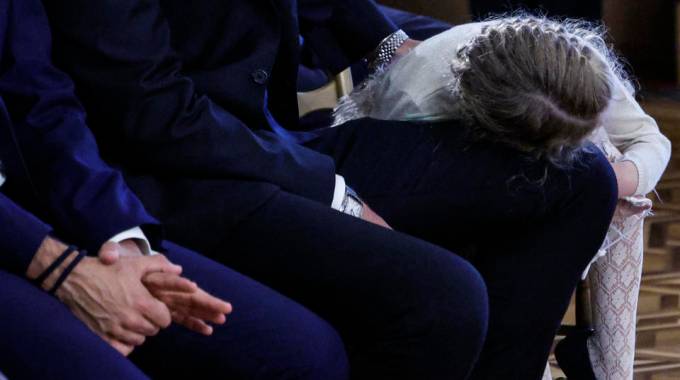 Il giuramento da premier di Giorgia Meloni, ma la scena la cattura la dolcezza della figlia Ginevra