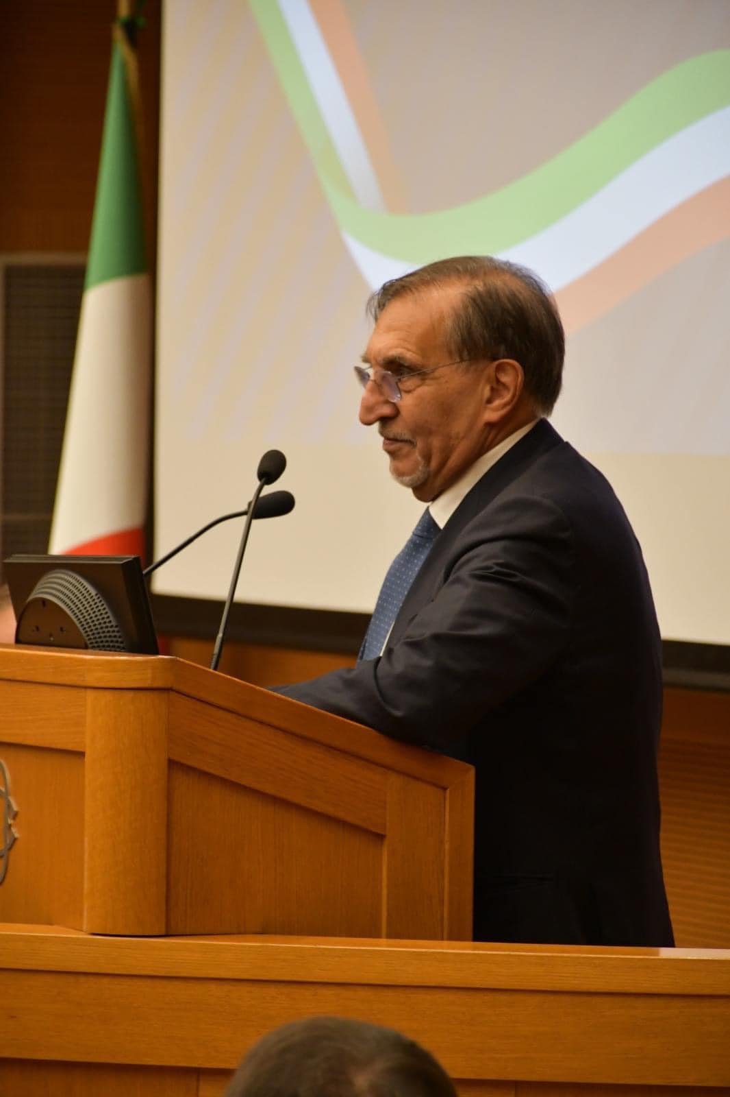 Ignazio La Russa presidente del Senato senza i voti di FI, rose bianche per la Segre