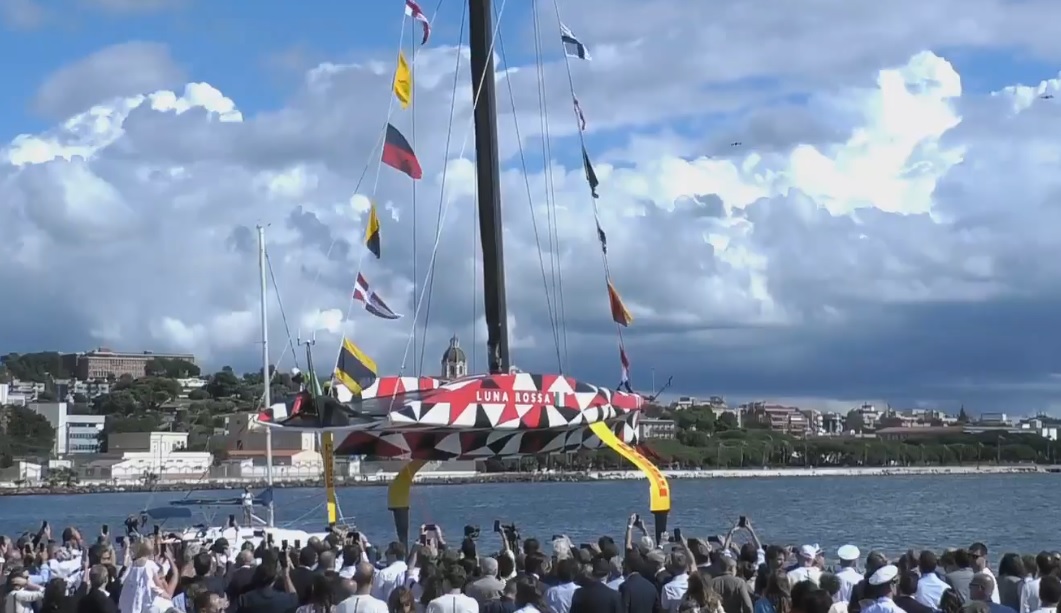 Cagliari, sfilata di vip al molo Ichnusa per il battesimo del nuovo prototipo di Luna Rossa