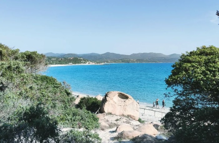 Meteo Casteddu, il caldo infinito sulla Sardegna: nebbia all’alba e picchi di 30 gradi