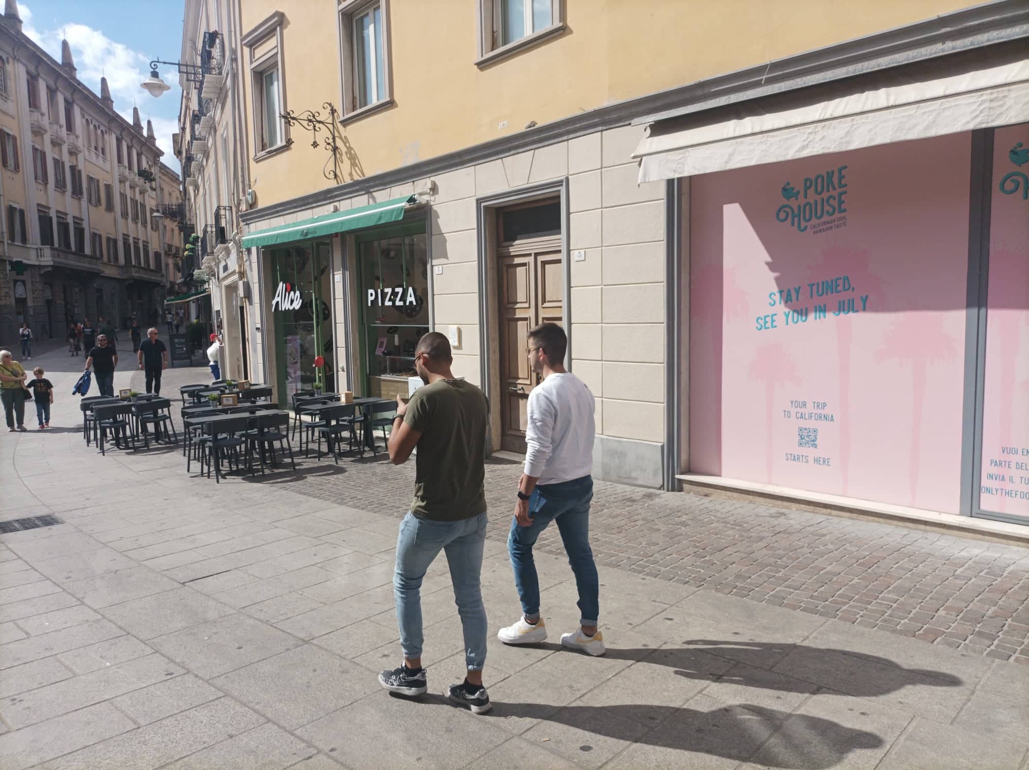 Cagliari, yogurterie e poke hawaiani sfrattano i vestiti da via Garibaldi: “Sono gli unici che pagano l’affitto puntuale”