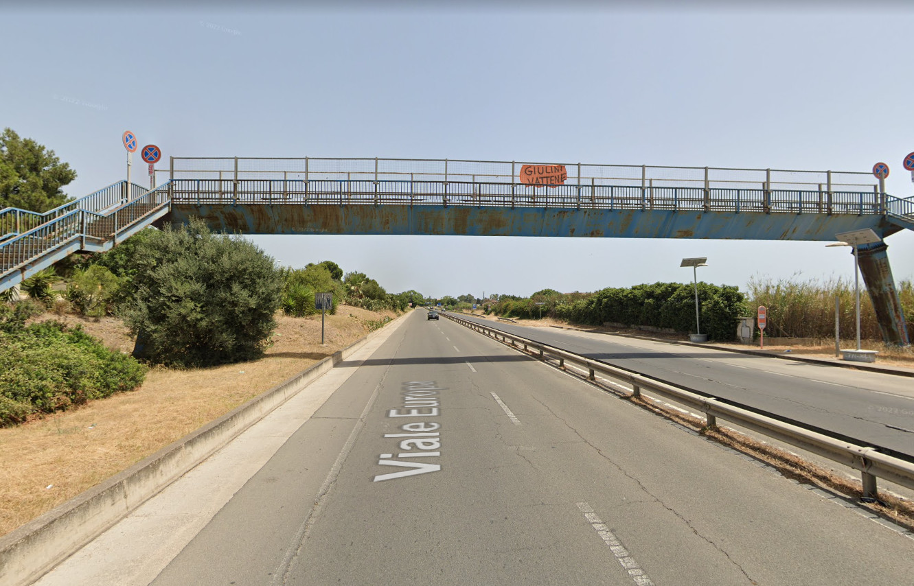 Quartu, arrugginita e con i parapetti da cambiare: sbarrata la passerella sopra la 554