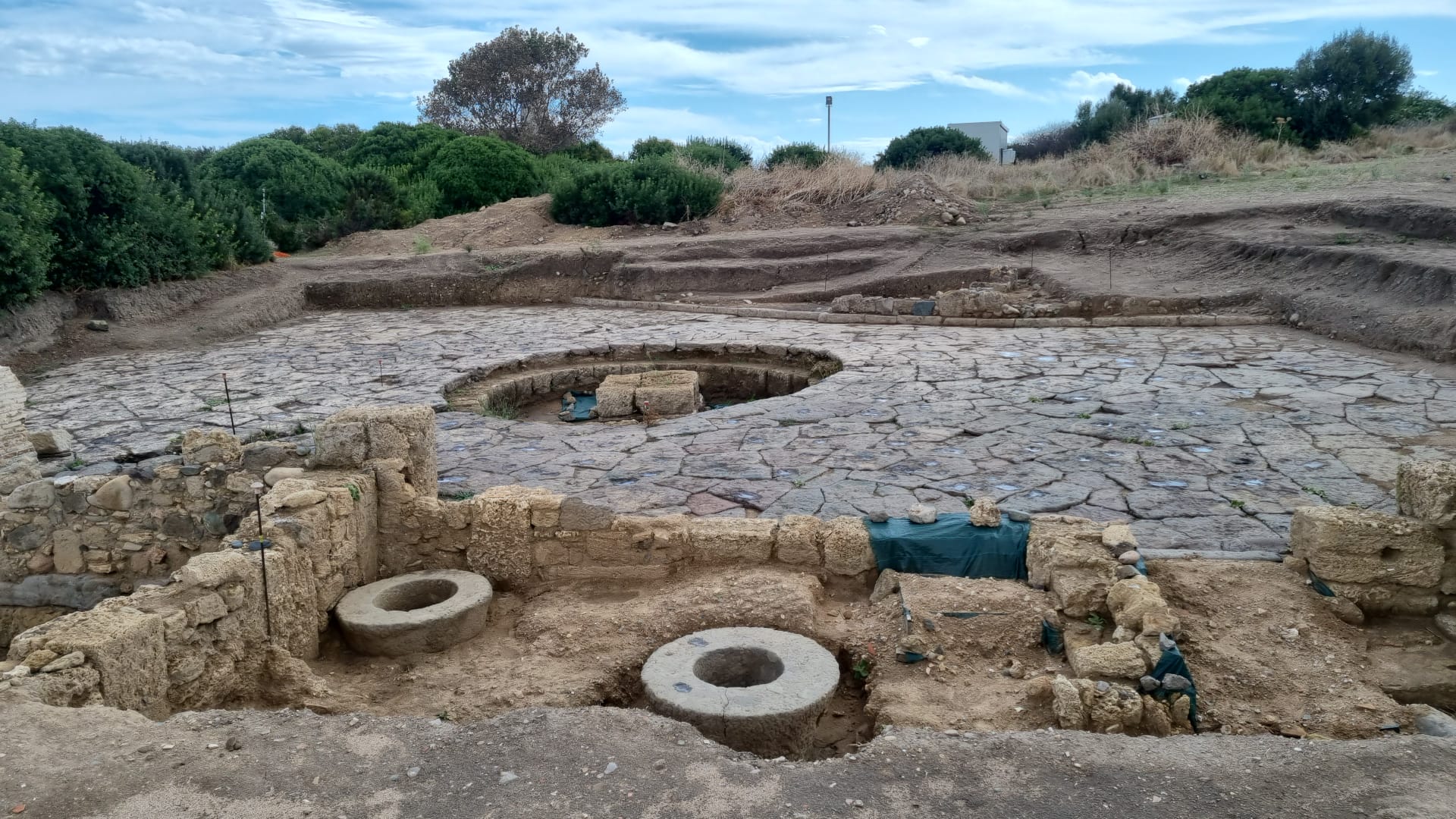 Una mega piazza con fontana monumentale e un tempio gigantesco: le ultime meraviglie dell’antica Nora