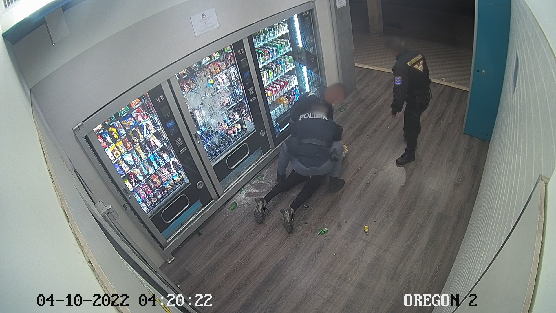 Quartu, sfonda i vetri di un distributore automatico: giovane teppista incastrato dalle telecamere