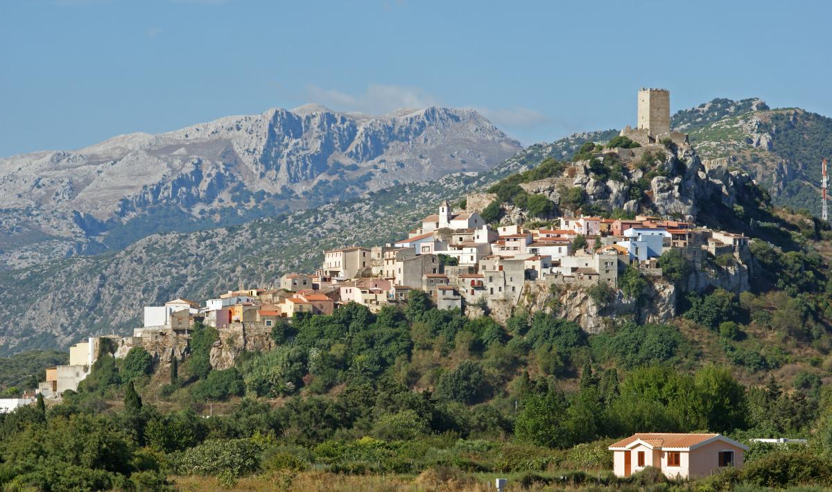 Dramma a Posada, minatore in pensione cade da una scala e muore