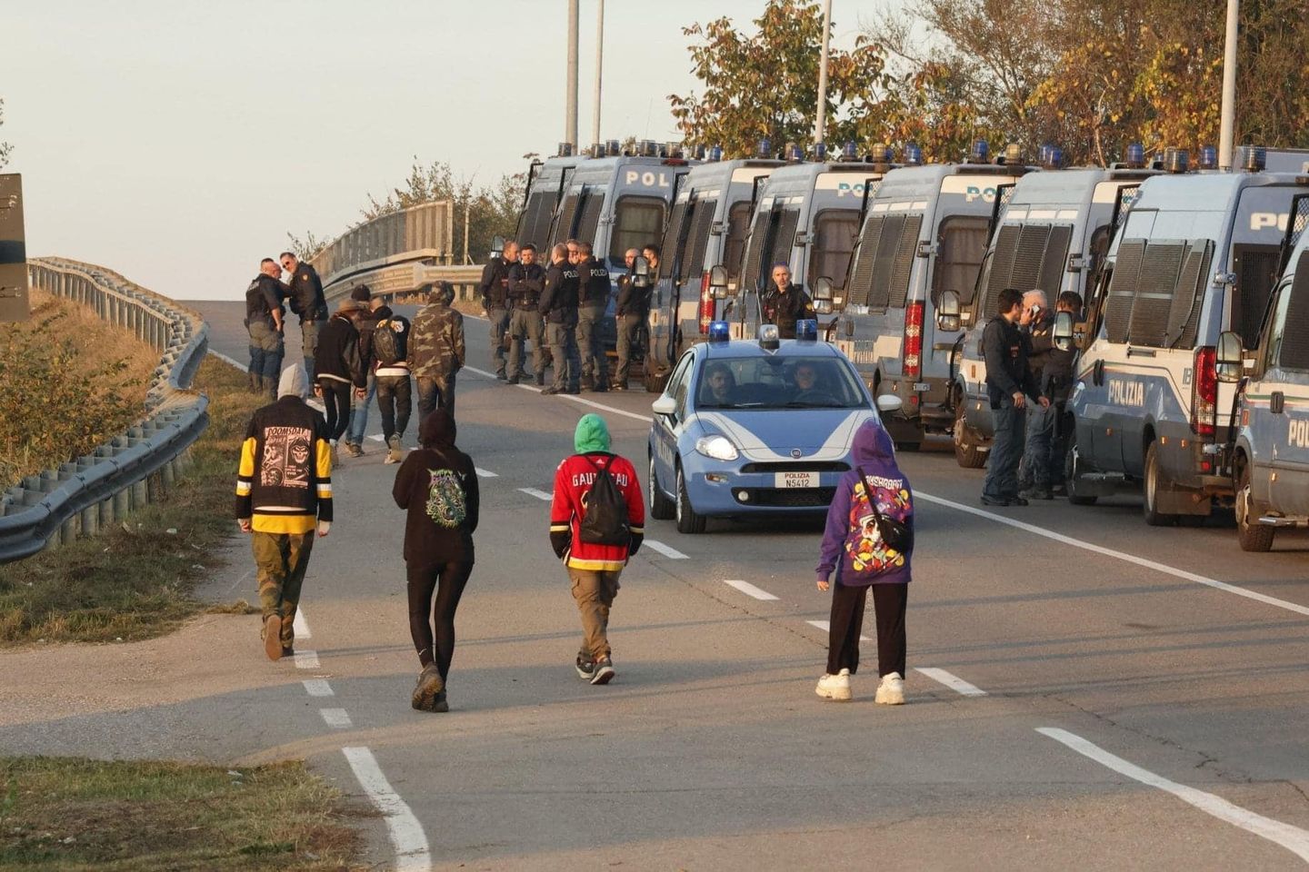 Via dal capannone, sgombero fra le polemiche: sui rave party arriva la stretta del governo