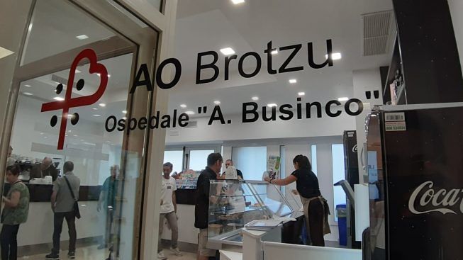 Cagliari, tavolini esterni del bar vietati ai lavoratori dell’Oncologico: “Sono per i pazienti”