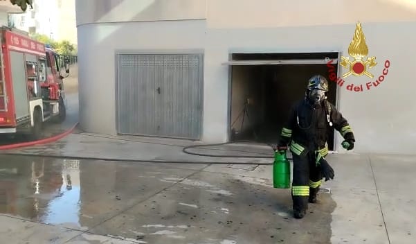 Paura a Su Planu, il fuoco dentro un garage: dentro c’erano anche bombole di gas