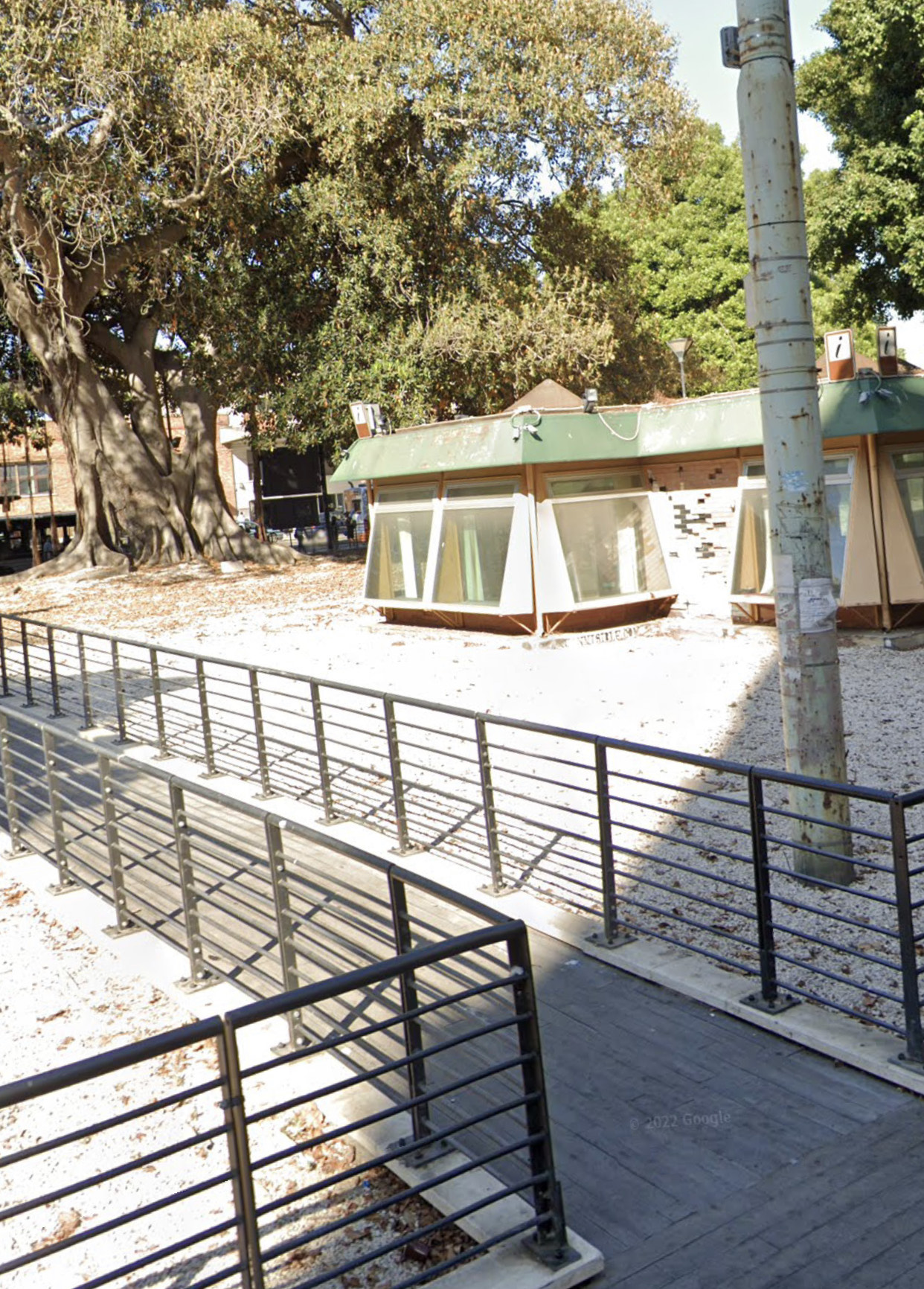 Il centro turistico fantasma di piazza Matteotti: “Cancelliamolo e facciamoci un centro interlocale”