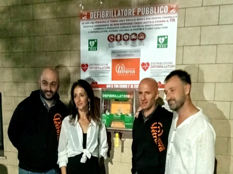 Quartu, la solidarietà più forte dei vandali: “Rimetteremo il defibrillatore in viale Colombo”