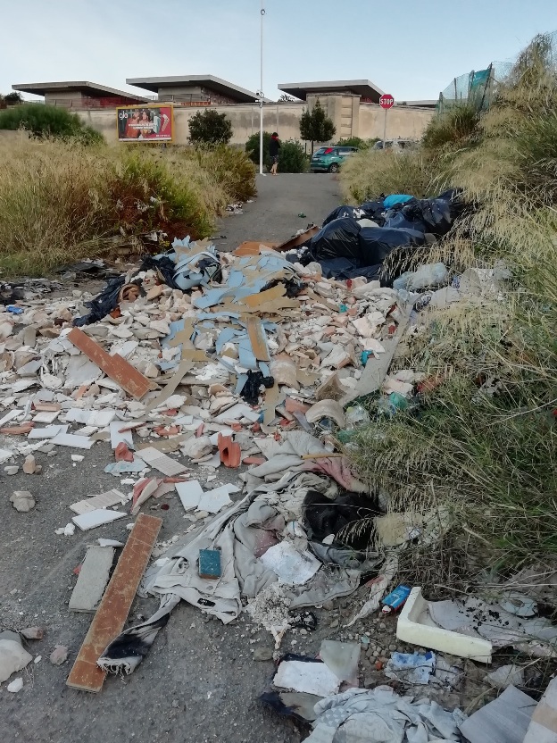 Cagliari, la denuncia: “Una crescente discarica di rifiuti di ogni genere in viale Monastir”