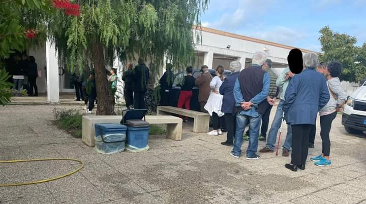 Lunghe file per il ritiro dei nuovi mastelli a Capoterra, i cittadini lamentano l’attesa