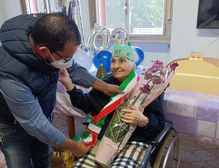 103 anni e la fascia tricolore al petto: Serramanna festeggia Tzia Esterina Puddu