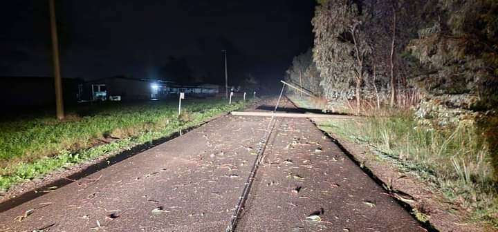 Maltempo, danni e disagi ad Arborea: il vento abbatte diversi pali