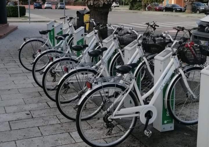 In centro con le biciclette condivise: a Elmas parte il servizio di bike sharing