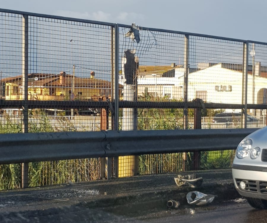 Maltempo a Samassi, un fulmine distrugge un palo della luce