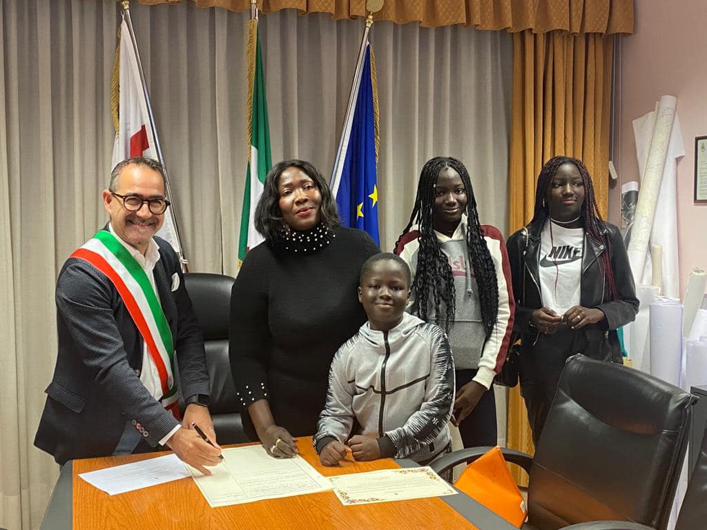 La vittoria di Arame, dal Senegal a Capoterra con 3 figli: “Da oggi sono tutti cittadini italiani”